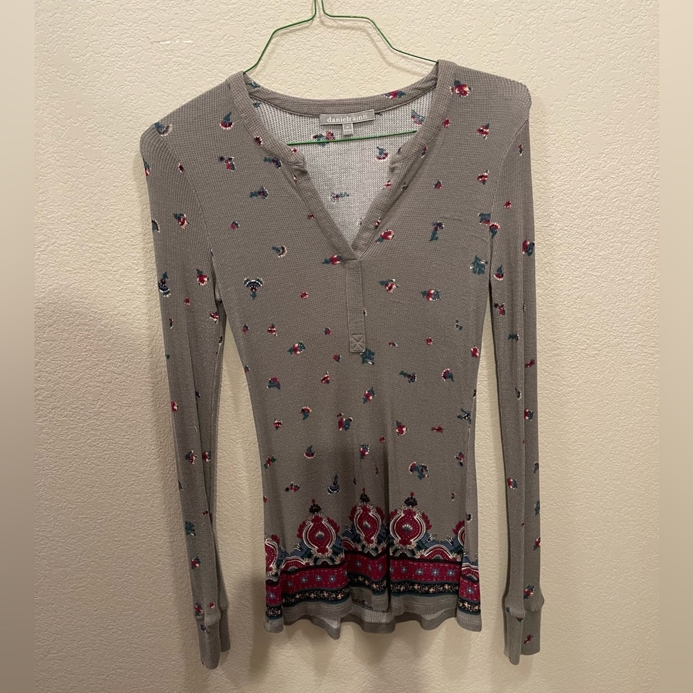 Daniel Rainn woman’s cotton stretch top. Size medium.